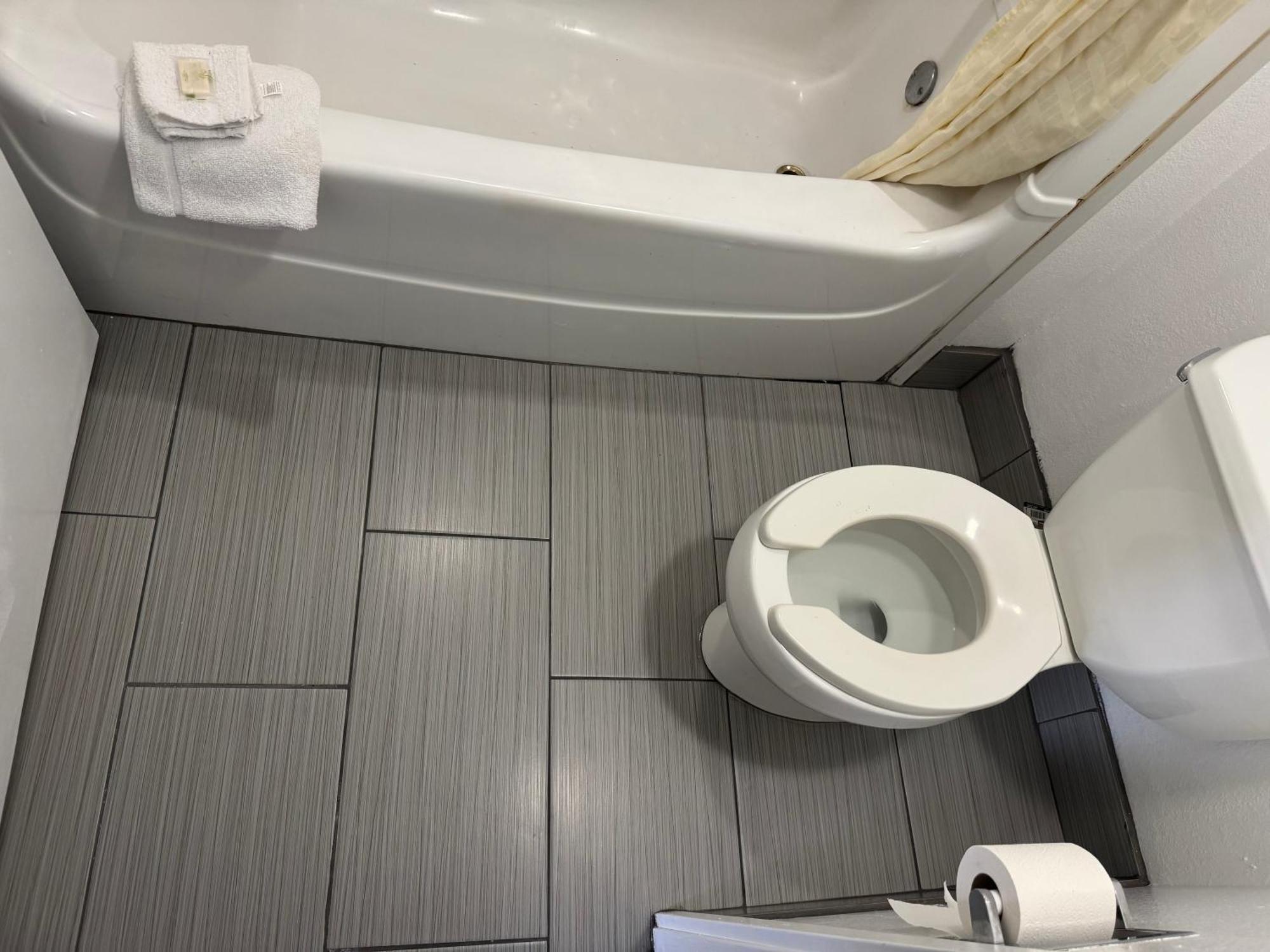 Travel Inn Шарънвил Екстериор снимка