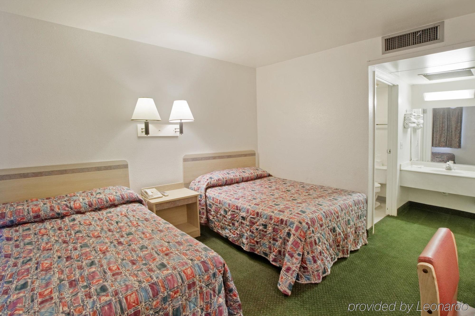 Travel Inn Шарънвил Стая снимка