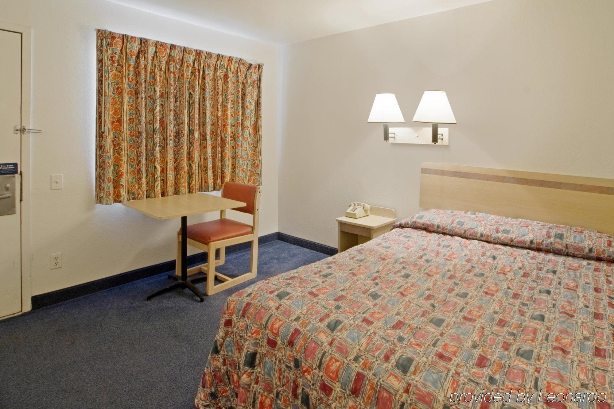 Travel Inn Шарънвил Стая снимка